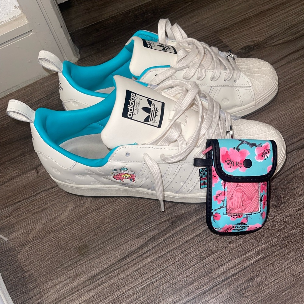 I’m selling my Shell toe Arizona edition adidas. I’ve worn these 3 times.